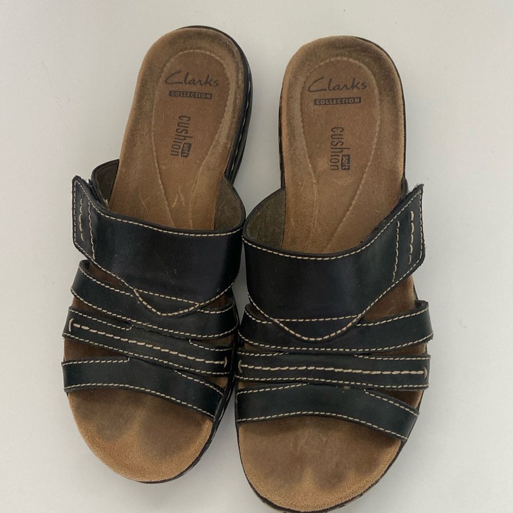 Clarks Collection Women's Brown Soft Cushion Strappy Slip On Sandal Size 6